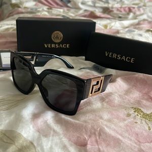 Brand new beautiful Versace sunglasses comes with everything in the picture